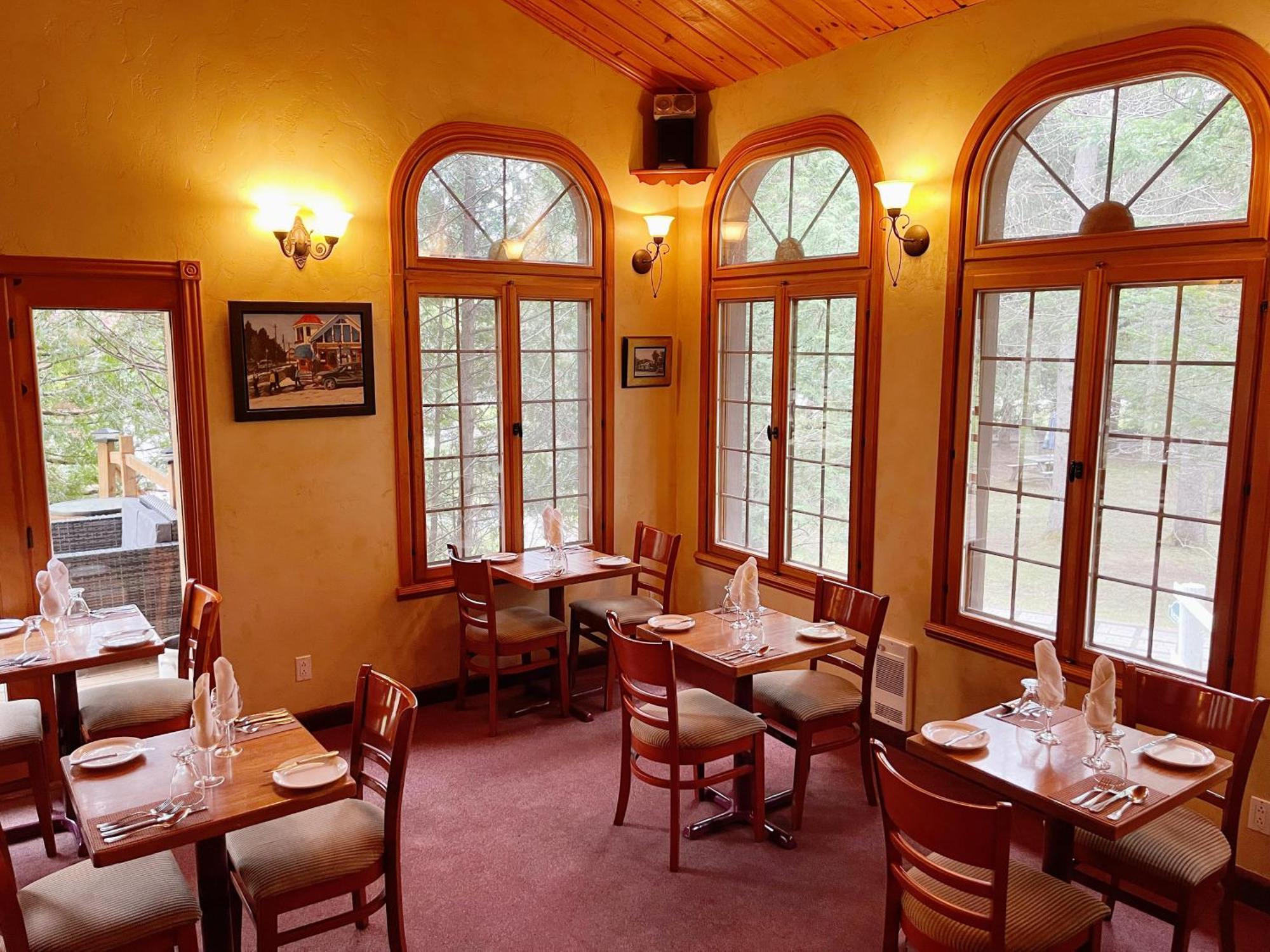Auberge Alpine Inn Сент-Адель Экстерьер фото