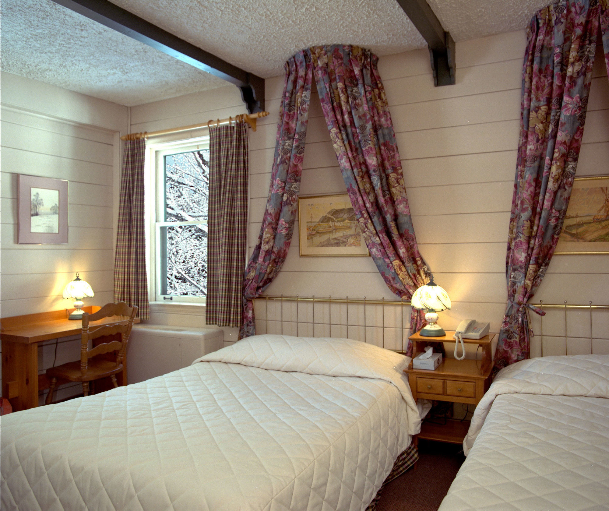 Auberge Alpine Inn Сент-Адель Экстерьер фото