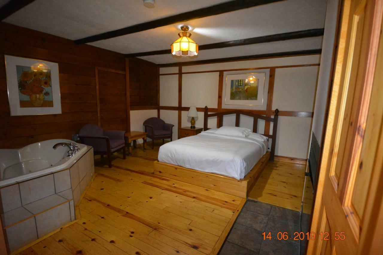 Auberge Alpine Inn Сент-Адель Экстерьер фото