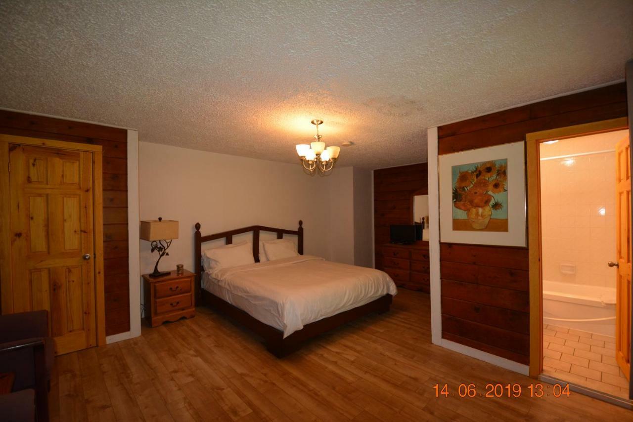 Auberge Alpine Inn Сент-Адель Экстерьер фото