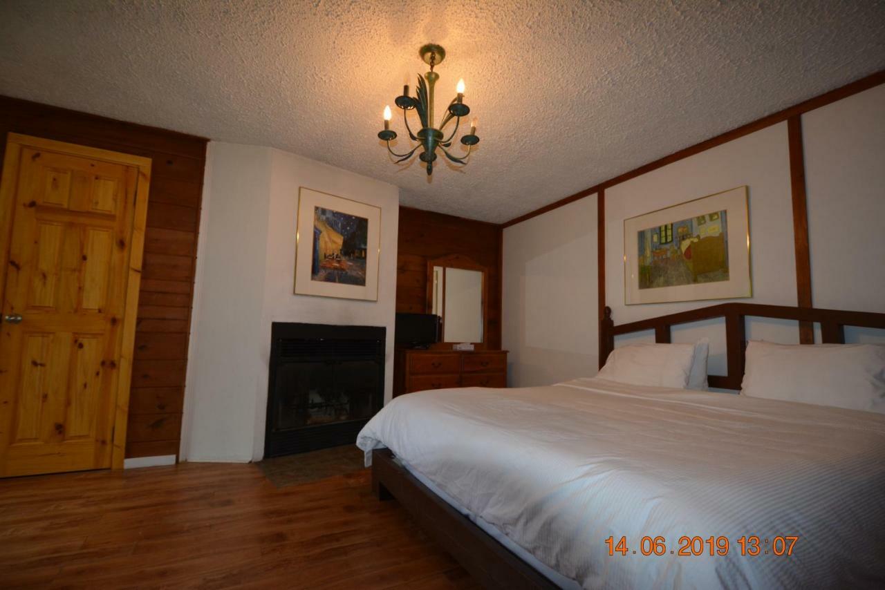 Auberge Alpine Inn Сент-Адель Экстерьер фото